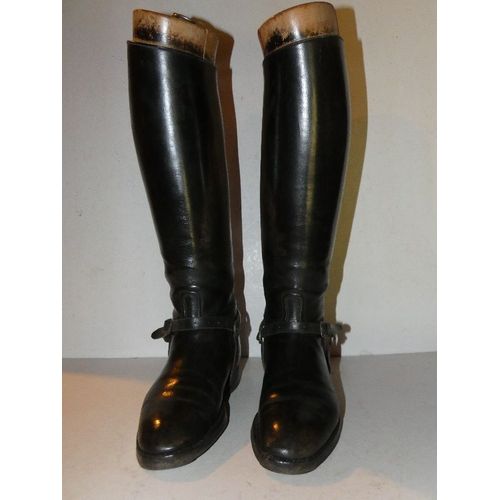 Bottes D’Équitation Homme En Cuir Avec Embauchoirs En Bois Et Éperons