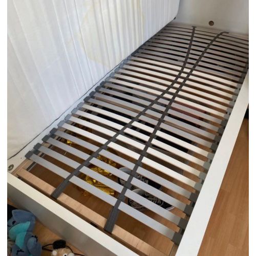 Je Vends Ce Lit Une Place Sans Le Matelas . Il Mesure 90x200 Cm. Le Lit Contient Toutes Les Pièces D¿Origines. Il Est En Très Bon État. Si Vous Avez Plus De Questions, N¿Hésitez Pas !