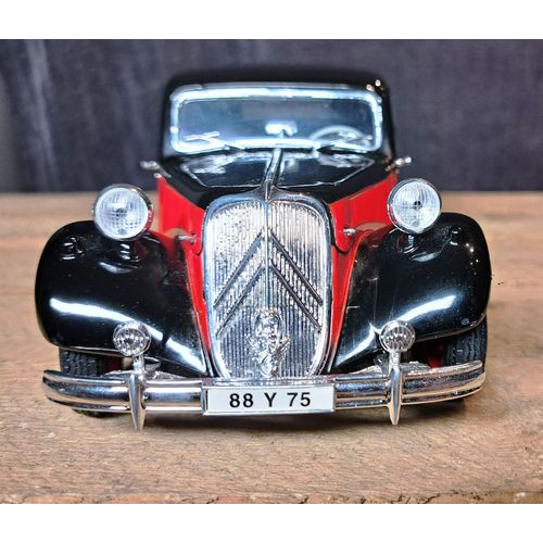 Citroën Traction 15cv 6 Cylindres 1952 Rouge & Noir Maisto 31821 1/18 Edition Spéciale-Maisto