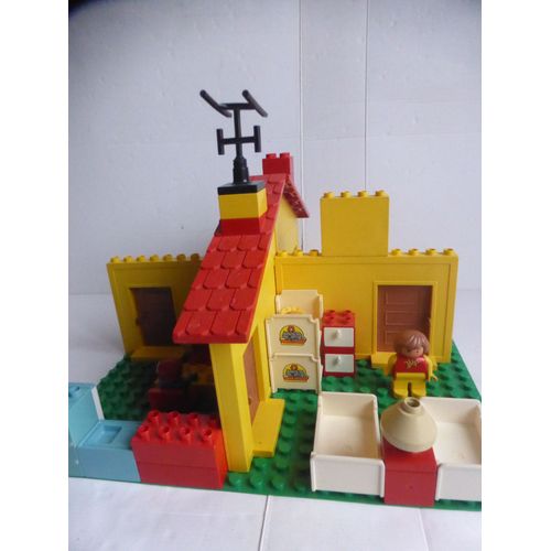 LEGO DUPLO Briques Ville Maison Vintage avec 4 Figurines, Meubles et Grande Plaque de Construction