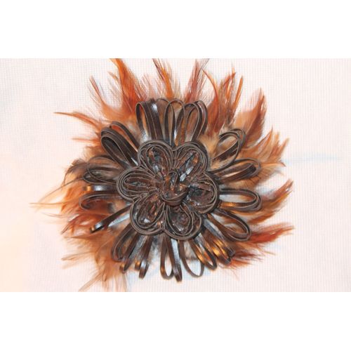 Broche Fleur Pleine De Fantaisie Et De Charme Réalisée En Lacets Et Plumes.