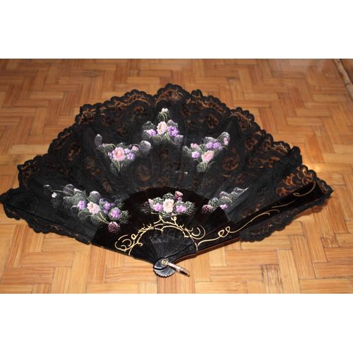 Evantail Fleuri Sur Fond De Dentelle Noire