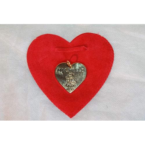 Pendentif Coeur Incrusté , Ainsi Que Son Anneau, De Nombreux Petits Brillants