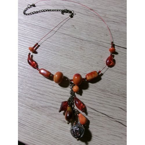 Collier Avec Pendeloques Couleur Orangé/Marron Et Boule Argentée - 40cm
