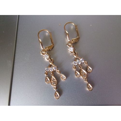 Boucles D'oreilles Plaqué Or Avec Pendeloques - Oreilles Percées