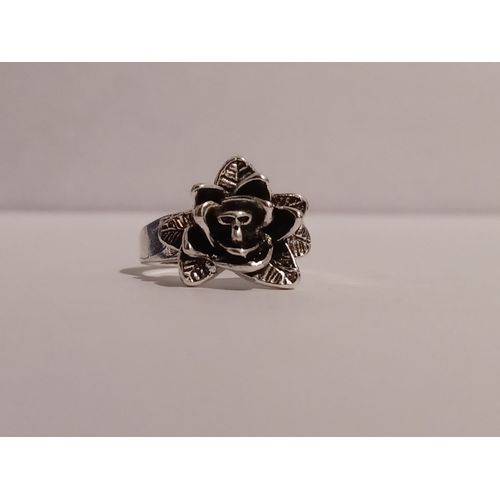 Bague Métal Argenté,Tete De Mort Dans Une Fleur,Taille 17.83