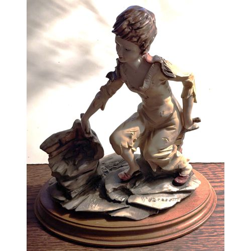 Statuette Femme Assise en résine sur socle bois - signée