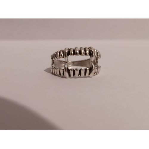 Bague Métal Argenté,Machoire ,Taille 17.52