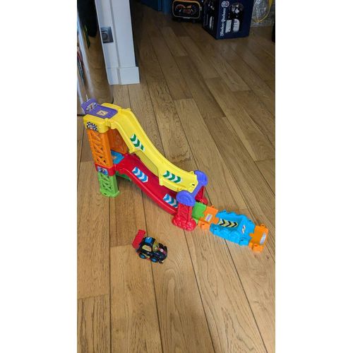 Vtech - Tut Tut Bolides - Tremplin Cascades De L'extrême Et Lucas, Roi Du Championnat, 1 Univers De Jeu- 1 Voiture - Version Fr