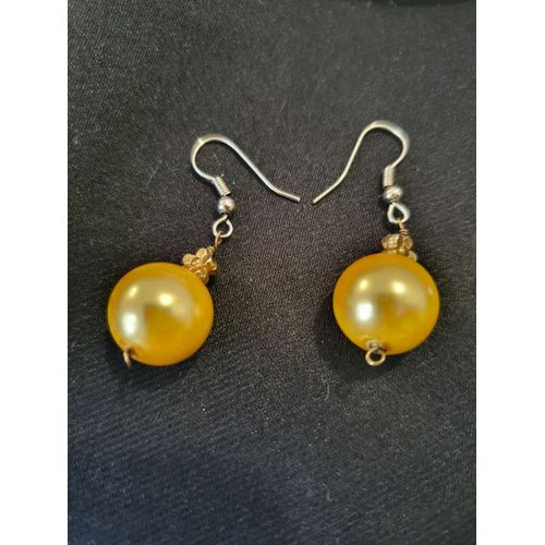 Boucles D'oreilles Avec Perle Dorée Boule De Noël