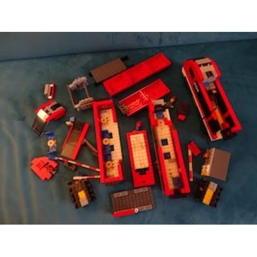 LEGO : wagons en construction avec éléments et transformateur train électrique
