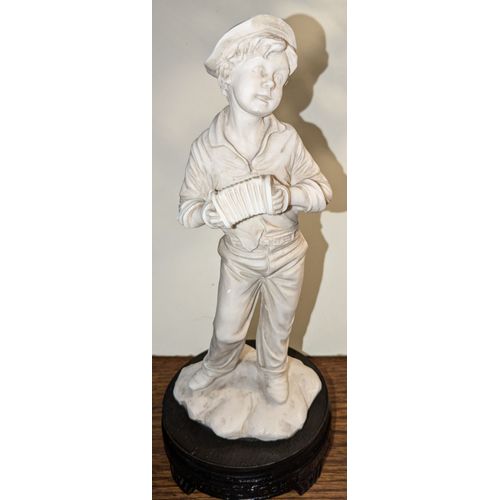 Statuette en résine "garçon avec accordéon"