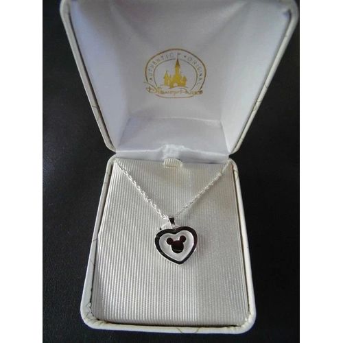 Ravissant Collier + Pendentif Minnie Dans Coeur Disney Disneyland Paris Dans Coffret