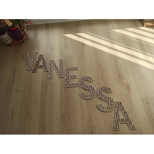 Lettre en bois ajourée bois V A N E S S A