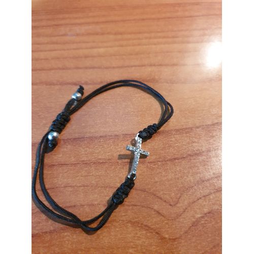 Bracelet Noir Muni D'une Croix Argentée Surmontée De Cristaux