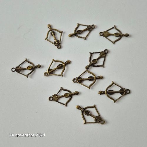 Lot De 10 Breloques , Pendentifs Arbalète Ou Arc En Bronze Pour Déco, Bracelet