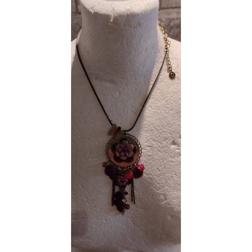 Collier Avec Pendentif De Couleur