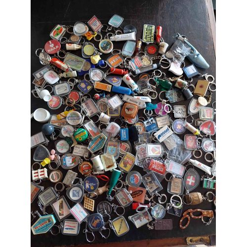 Lot De 150 Porte-Cles Anciens Vintage + Divers Cadeau : Porte Clés En Forme De Coeur, Pistolet, En Mètre Ruban Enroulé (Pratique), Pièce De 1 Euro, Métal...Lot 8