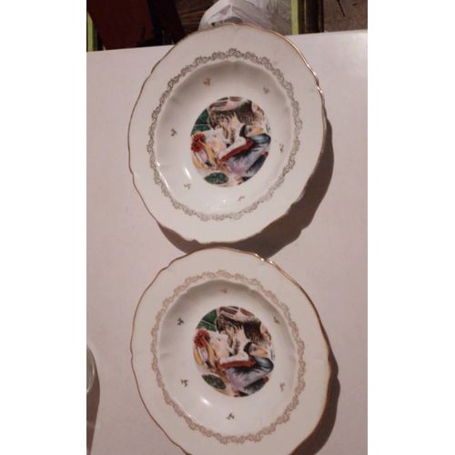 2 Assiettes Décoratives D Epoque En Porcelaine 20cm