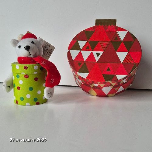 Lot de 2 boites cadeaux nounours en habits de Noel et une boite boule en carton épais