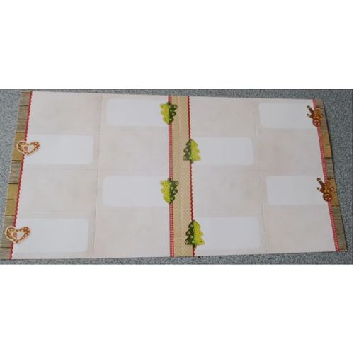Planche De 8 Étiquettes/Chevalets Carton Pour Marquer Les Places À Une Table De Fête-7.2x7.5cm-Pliables En 2 Parties - 4 Décorées D'un Coeur Et 4 Décorées D'un Sapin-Fond Beige
