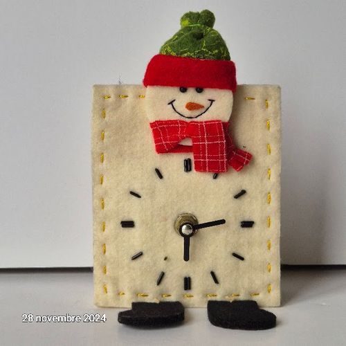 Petite pendule réveil de noel en feutrine, bonhomme de neige,
