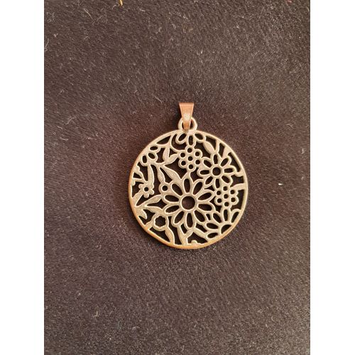 Pendentif Rond Argenté Fleurs Ajourées