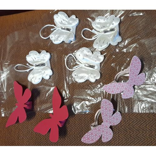 Papillons décoratifs 4 suspensions et 4 déco  tringles 4 tringles à rideaux papillon fushia et rose 20mm x 22mm et  L 70 mm x l 58 mm  4 suspension murale en tissu et strass