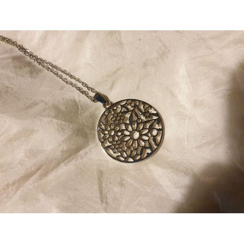 Joli Collier Avec Pendentif Aux Motifs Floraux