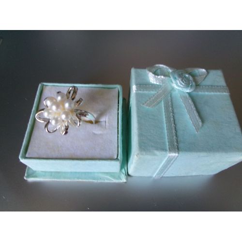 Bague Fantaisie Ajustable, N?ud, En Métal Argenté + Perles Blanches