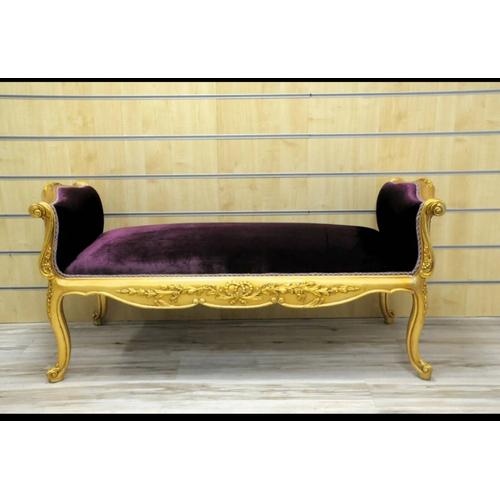 Une Banquette En Bois De Hêtre, De Couleur Violette Et Dorée, De Style Louis Xv