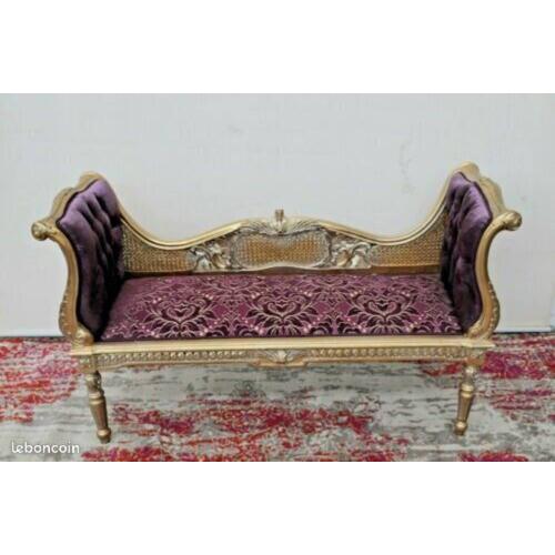 Un Mini Salon En Banquette Style Louis Xv Violet Et Doré Clair Avec Motifs