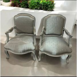 Une Jolie Paire De Fauteuils Style Louis Xv Verts Avec Motifs, En Bois De Hêtre.