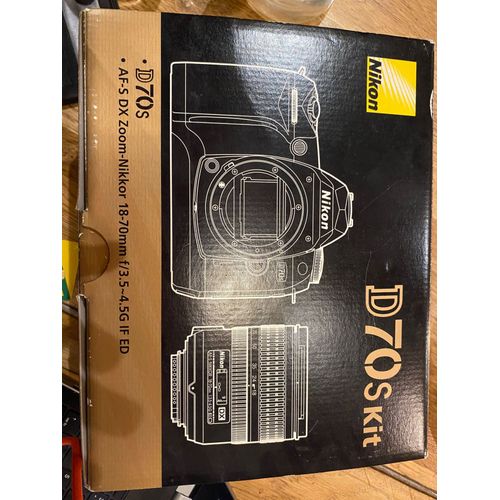 Kit Nikon D70s 6.1 mpix + Objectif AF-S DX Zoom-Nikkor 18-70mm f/3.5 4.5G IF ED