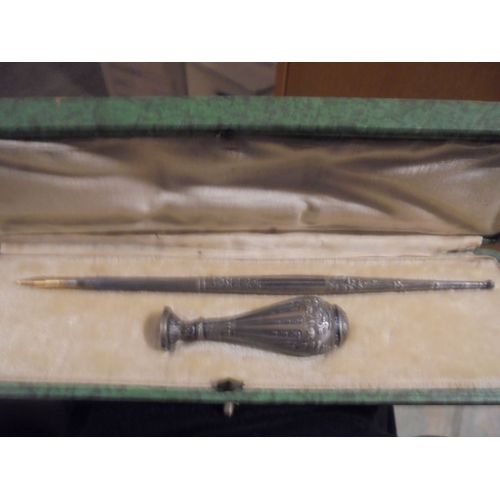 Ecrin De 1 Porte Plume Et 1 Sceau Gravé Yb Entrelacé Pour Cire Des Années 30