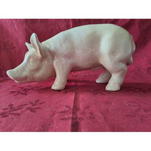 Cochon en céramique craquelée.