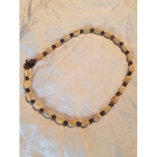Magnifique Collier En Ivoire Végétal