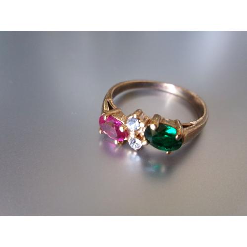 Bague Anneau Maty, En Métal Plaqué Or + 1 Rubis, 2 Zircons & 1 Émeraude - Taille 58