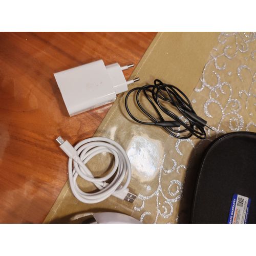 Casque audio COWIN blanc excellent état, avec ses câbles Audio et USB chargeur et sa trousse de transport + le manuel. Grace au Bluethot, très facile a connecter.