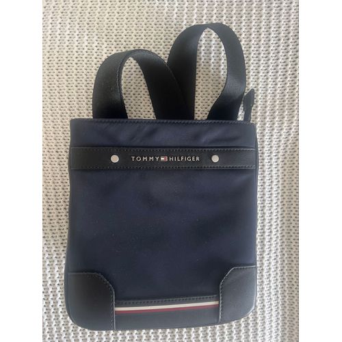 Une sacoche bleue marine Tommy Hilfiger 