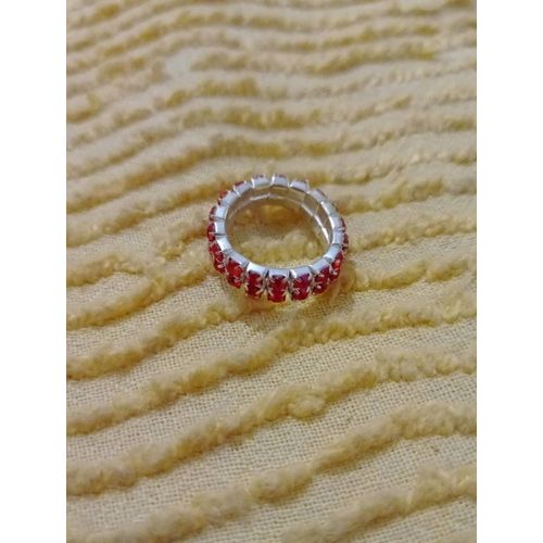 Bague Élastique Métal Argenté Strass Rouges.