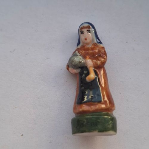 Fève - Santon - Crèche - Santon Personnage Femme , La Laitière Socle Vert Ref%19