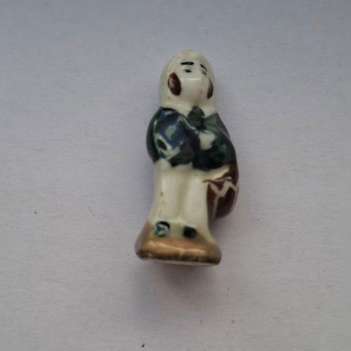 Fève - Santon - Nativité Saints Crèche - Santon Personnage Paysan Avec Un Panier Socle Vert Ref%19