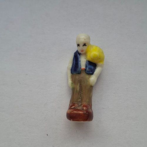 Fèves Brillante Céramique De Collection Santon De Crèche , Fève Brillante Porcelaine Homme Porteur D'eau Bonnet Blanc Et Veste Bleu Pantalon Vert Socle Marron Ref %19