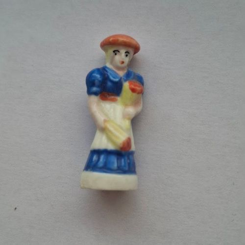 Fèves Brillante Céramique De Collection Santon De Crèche , Fève Brillante Porcelaine Santon Femme Fève Santon Fleuriste Marchande De Fleurs Chapeau Rouge Robe Bleu Tablier Blanc Socle Blanc Ref %19