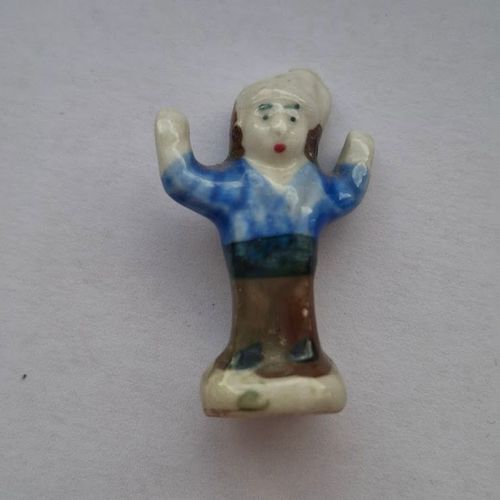 Fèves Brillante Céramique De Collection Santon De Crèche , Fève Brillante Porcelaine Santon Femme Fève Santon Fève Crèche Aria Nordia - Homme Veste Bleue - Bras Levés Ref %19