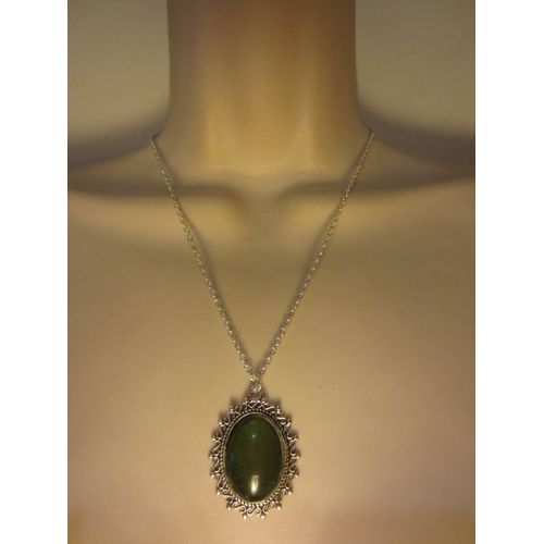 Collier Avec Cabochon Vert