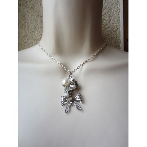 Collier Argenté Avec Pendentif En Breloques