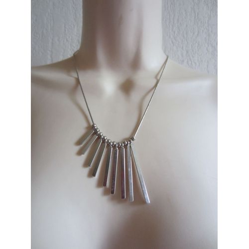 Collier Argenté Avec Pendentif En Rivière