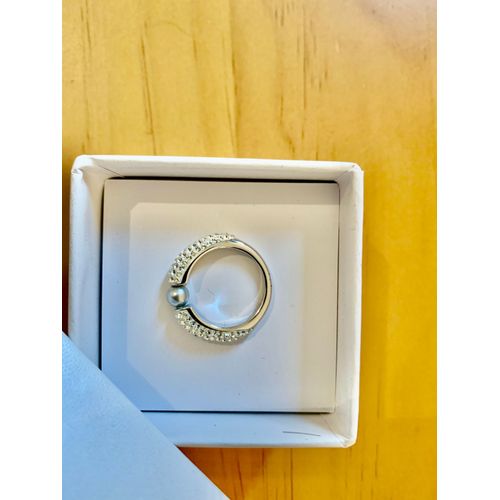 Bague Éclatante Swarovski Au Charme Intemporel - Une Perle Élégante En Son Centre En Fait Un Véritable Bijou Raffiné